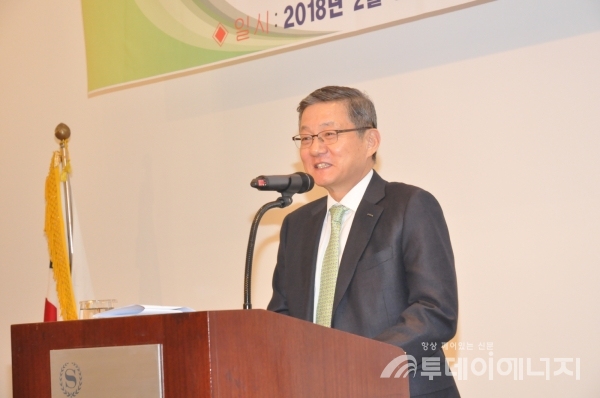 윤동준 한국신재생에너지협회 회장이 향후 전망에 대해 발표하고 있다.