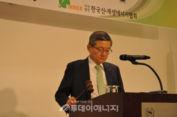 윤동준 한국신재생에너지협호 ㅣ회장이 주요안건을 통과시키고 있다.