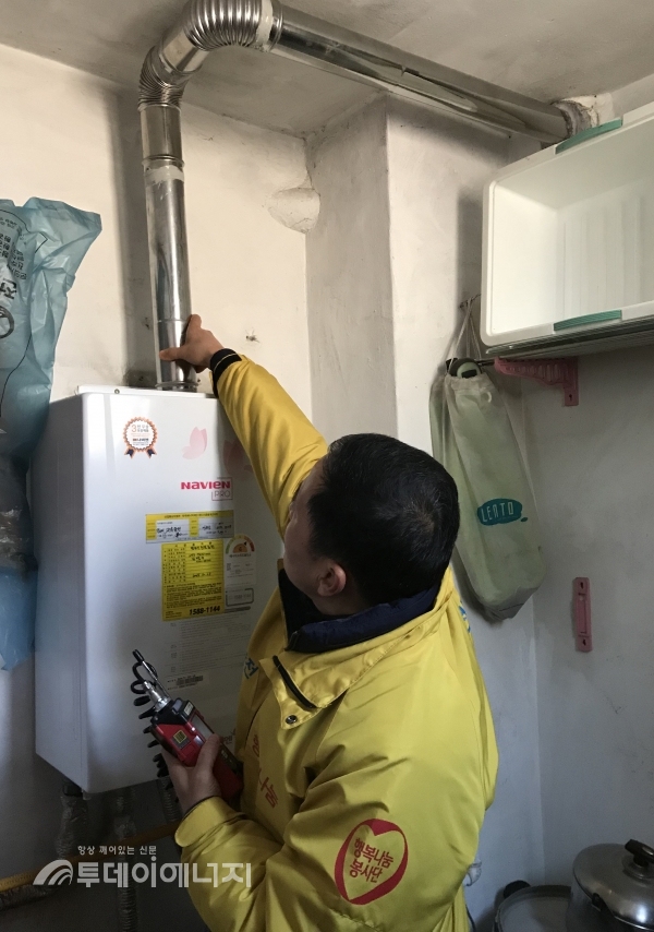 한국가스안전공사 전북지역본부 관계자가 아파트 보일러 설비를 점검하고 있다.