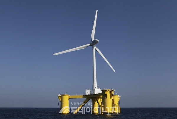 경상북도가 1GW 규모 부유식 해상풍력발전단지 조성을 추진한다. 사진은 스코틀랜드 해상에 설치된 부유식 해상풍력발전기 전경.