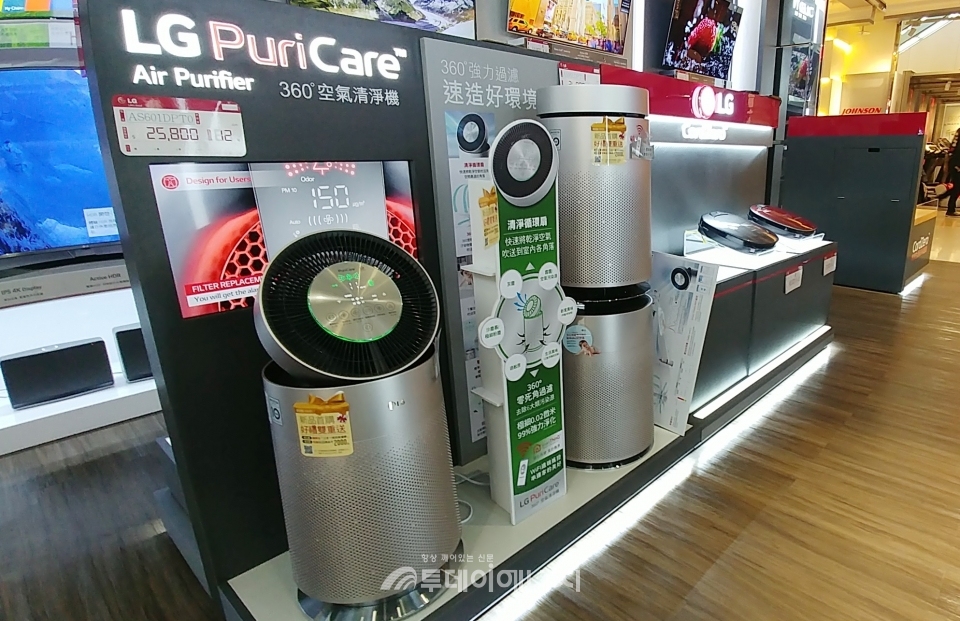 대만의 전자매장에 전시돼 있는 LG 퓨리케어 360° 공기청정기.