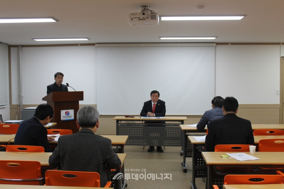 이창수 가스인협회 회장이 21일 가스안전공사 서울지역본부 2층 교육장에서 개최된 정기총회에 상정된 안건을 검토하고 있다.