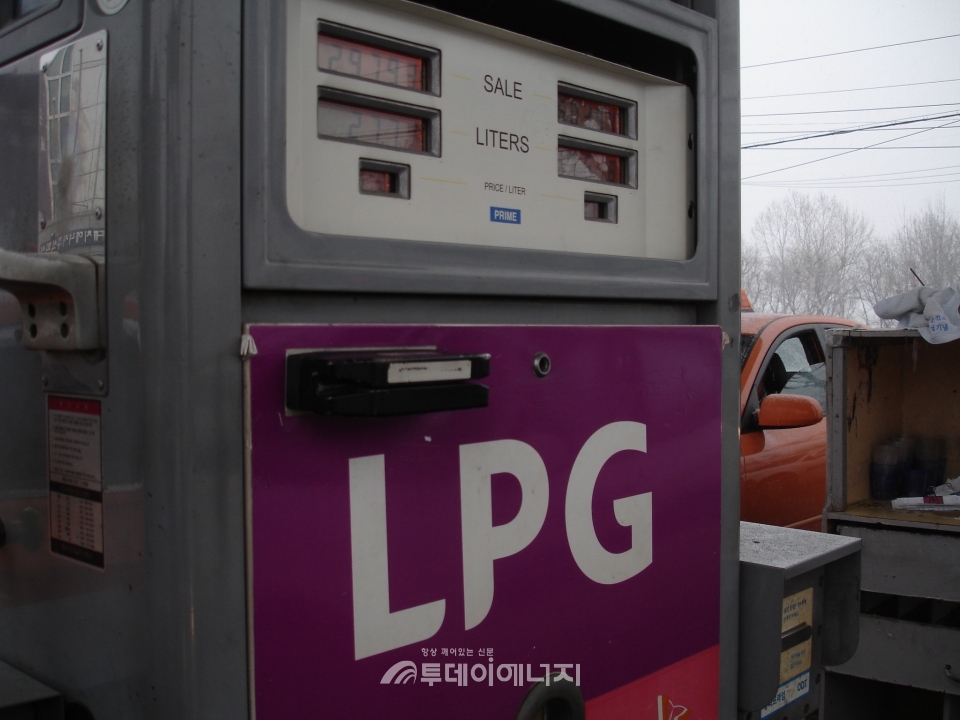 미세먼지 저감을 위해 LPG연료사용제한 규제를 추가 완화할 것을 요구하는 국민청원이 제기된 가운데 수도권 소재 한 LPG자동차 충전소의 디스펜서의 모습.