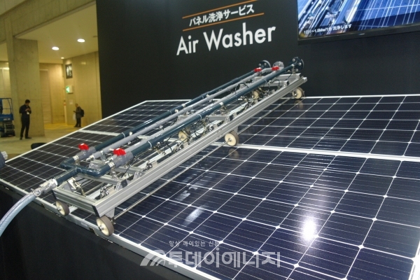 2018 일본 스마트에너지위크 전시회에 출품된 태양광발전기 청소기기.