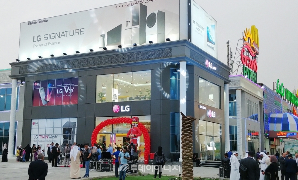 쿠웨이트 로자나 몰에 오픈한 LG전자 프리미엄 브랜드숍 모습.