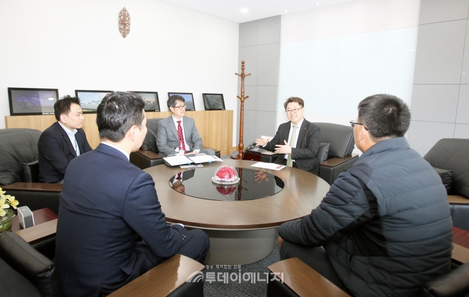 박일준 한국동서발전 사장(우 2번째)과 연수생 및 관계자들이 대화를 하고 있다.