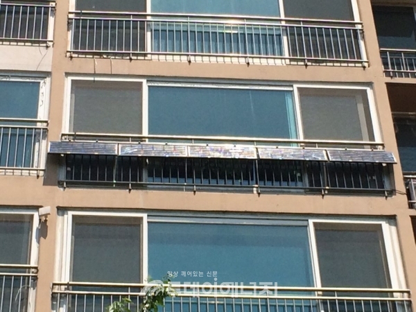 국내 한 아파트베란다에 설치된 미니태양광설비.