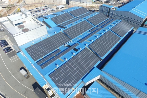 국내 한 공장지붕에 설치된 태양광발전소 전경(사진제공: 해줌).