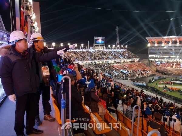 한국전기안전공사 관계자들이 평창올림픽 경기장에서 전기안전 점검을 진행하고 있다.