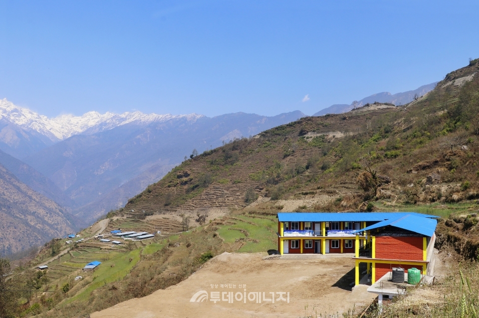 현대오일뱅크 1%나눔재단이 신축한 네팔 고르카 지역 버거워띠 중학교 전경.