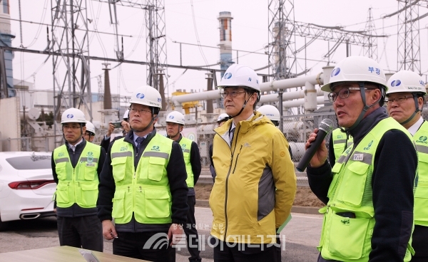 신정식 한국남부발전 사장(좌 3번째)이 연료전지설비 건설현장을 방문해 건설 진행상황을 보고 받고 있다.