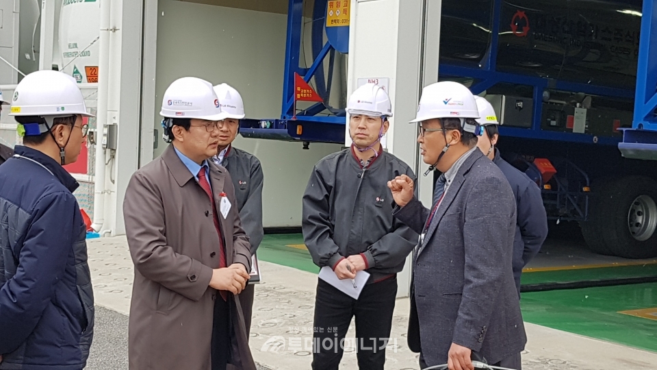 김동만 가스안전공사 상임감사는 21일 파주 LG디스플레이 공장을 방문 현장 안전점검 업무 전반에 대한 설명을 듣고 있다.