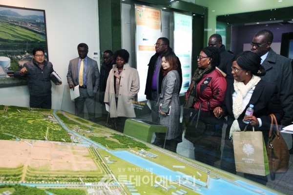 가나 환경부 장관과 일행이 SL공사를 방문해 매립지 및 폐기물 자원화 시설을 견학하고 있다.