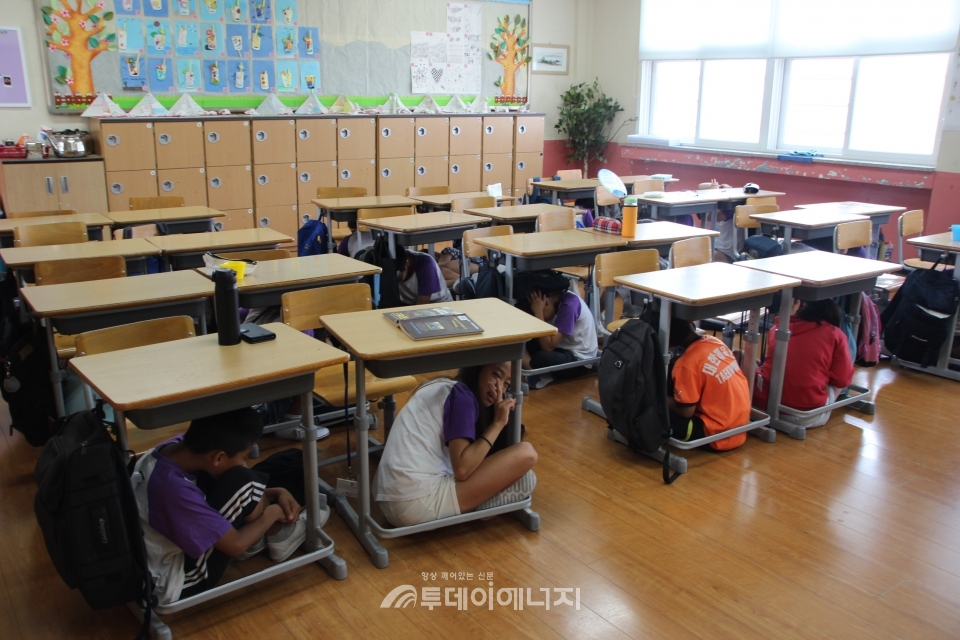 지난해 인천 강화초등학교에서 지진대피훈련을 하고 있는 모습.