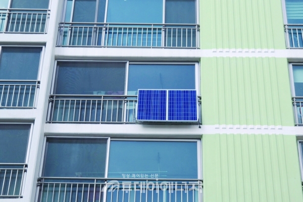 대전시 한 아파트 베란다에 설치된 미니태양광 설비.