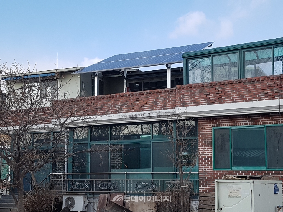 경기도 동두천시 소재 한 주택에 설치된 태양광발전기.