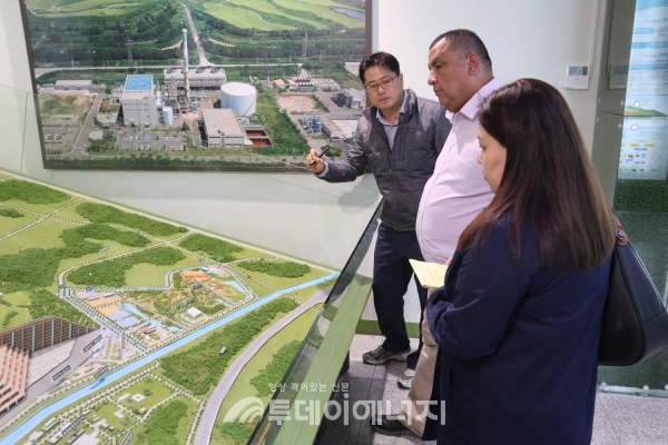 에드가르도 꾸아레스마 주한 니카라과 대사가 SL공사를 방문해 폐기물 자원화 시설을 살펴보고 있다.