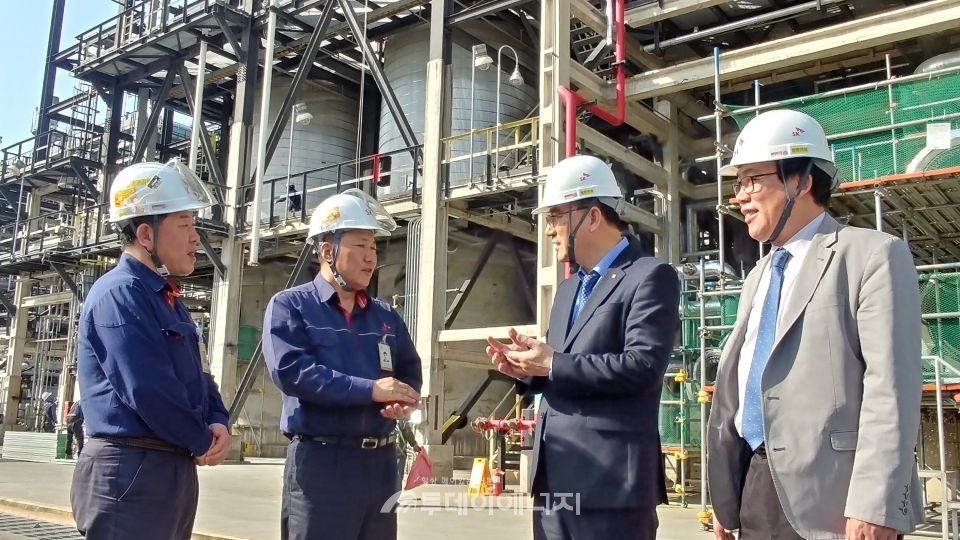 정해덕 가스안전공사 기술이사(우 2번째)는 19일 국내 최대규모의 정유·석유화학 시설이 소재한 울산을 방문해 안전관리 실태를 점검하면서 SK에너지 공장 관계자들과 의견을 나누고 있다.