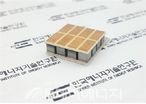 한국에너지기술연구원에서 개발된 Skutterudite 중온열전소자.