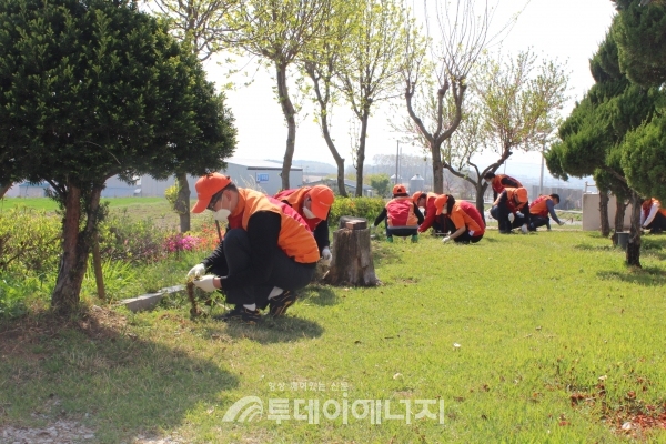 전북에너지서비스가 잡초제거 봉사활동을 실시하고 있다.