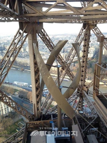 게츠너의 진동차단용 베어링이 설치된 에펠탑 풍력발전기.