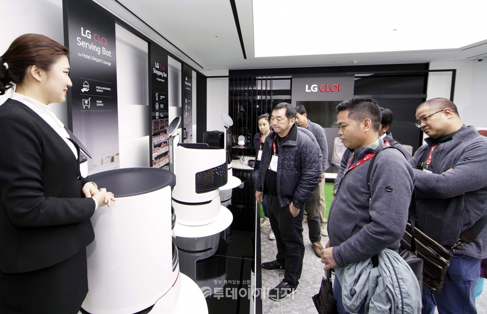 LG사이언스파크에서 아시아지역 거래선 대표들이 로봇 브랜드 'LG 클로이'를 소개하는 전시 존에서 서빙로봇, 포터로봇, 쇼핑카트로봇 등 다양한 로봇을 체험하고 있다.