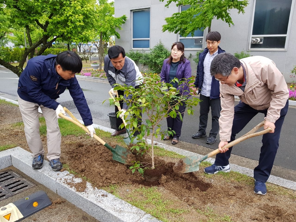 박병춘 한국에너지공단 대구경북지역본부장(우 1번째)이 직원들과 나무를 심고 있다.