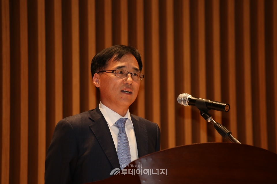이청룡 한국광해관리공단 신임 이사장이 11일 취임식을 갖고 인사말을 하고 있다.