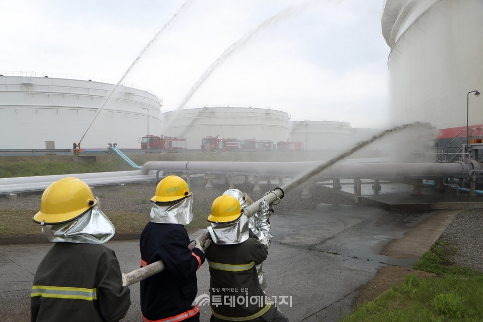 산업통상자원부와 한국석유공사가 주관한 재난대응 안전한국훈련에서 참가자들이 훈련을 받고있다.