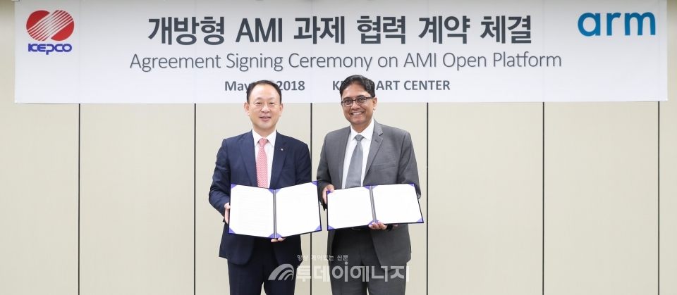김동섭 한국전력 신성장기술본부장(우)과 디페시 파텔 ARM사 IoT 서비스그룹 대표가 기념촬영하고 있다.