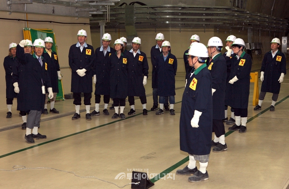 해외 원자력 안전규제 기관장들이 경주방폐장 시설을 둘러보고 있다.