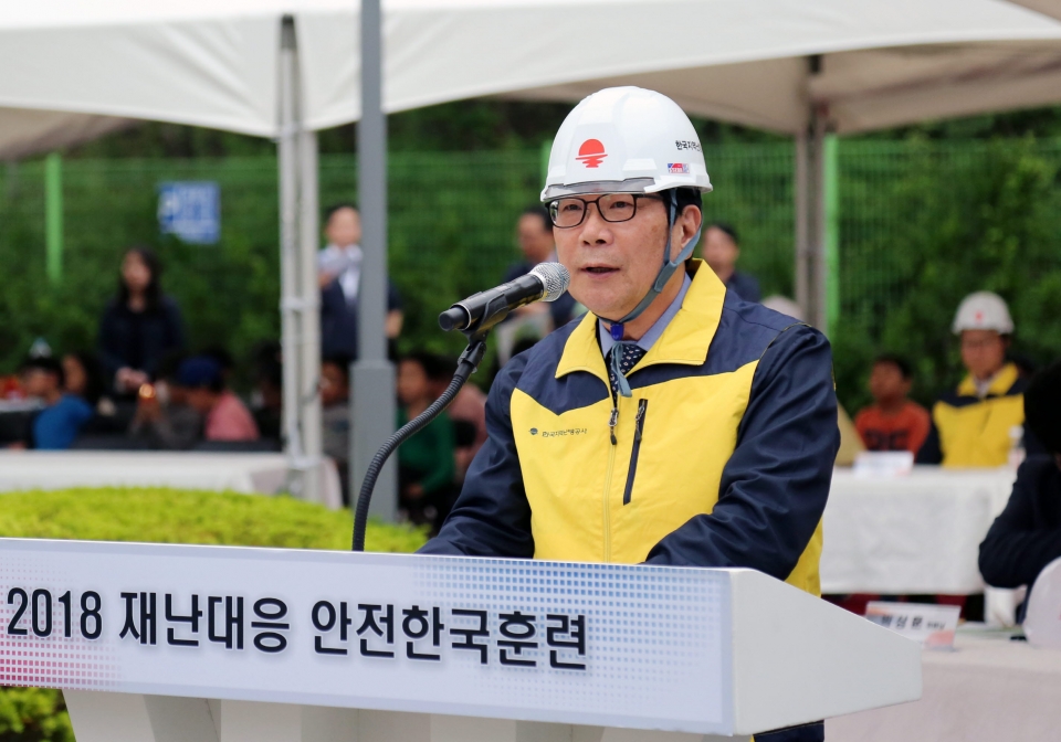 김경원 한국지역난방공사 사장이 재난안전 훈련에 참여하고 있다.