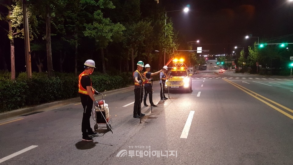 가스안전공사와 도시가스사인 코원에너지서비스가 8일 새벽 서울시 강동구 고덕동에서 도시가스 장기사용배관에 대한 야간 정밀안전진단을 실시하고 있는 모습.