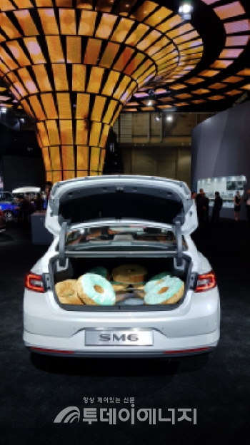 기존 LPG차량에 비해 넓은 트렁크 공간을 확보하고 있는 르노삼성자동차의 SM6 LPG모델의 뒷 모습.
