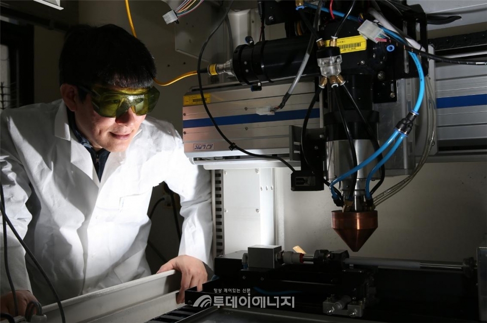 이번 기술 개발을 이끈 김현길 한국원자력연구원 책임연구원이 공정과정을 지켜보고 있다.