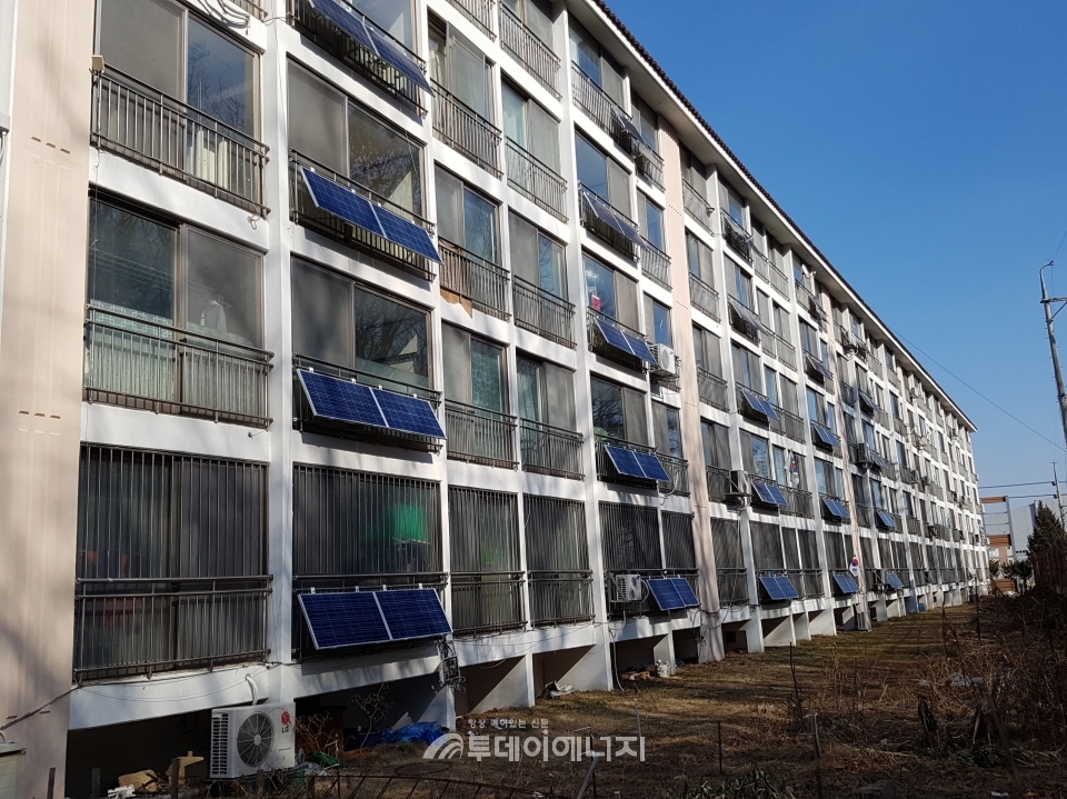 성남지역 한 아파트단지 베란다에 설치된 미니태양광발전소.