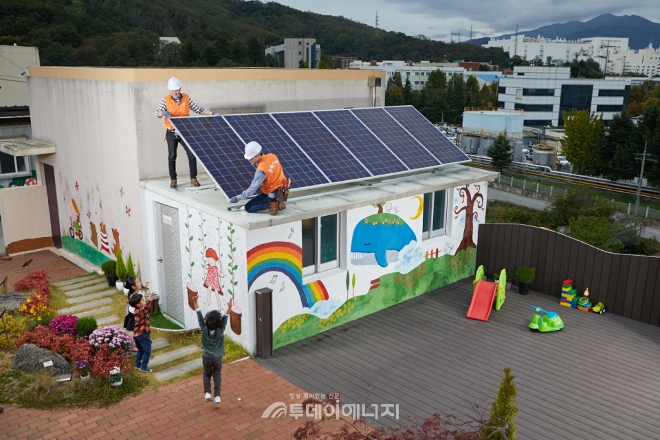 한화그룹 관계자들이 구미 소재 복지기관에 태양광발전설비를 설치하고 있다.