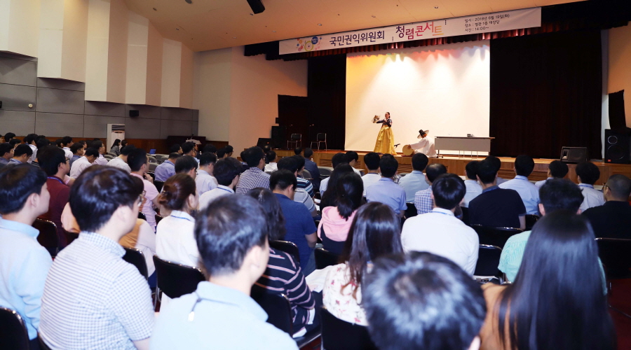 한국에너지공단이 소통하는 청렴문화 확산을 위해 청렴콘서트를 개최하고 있다.