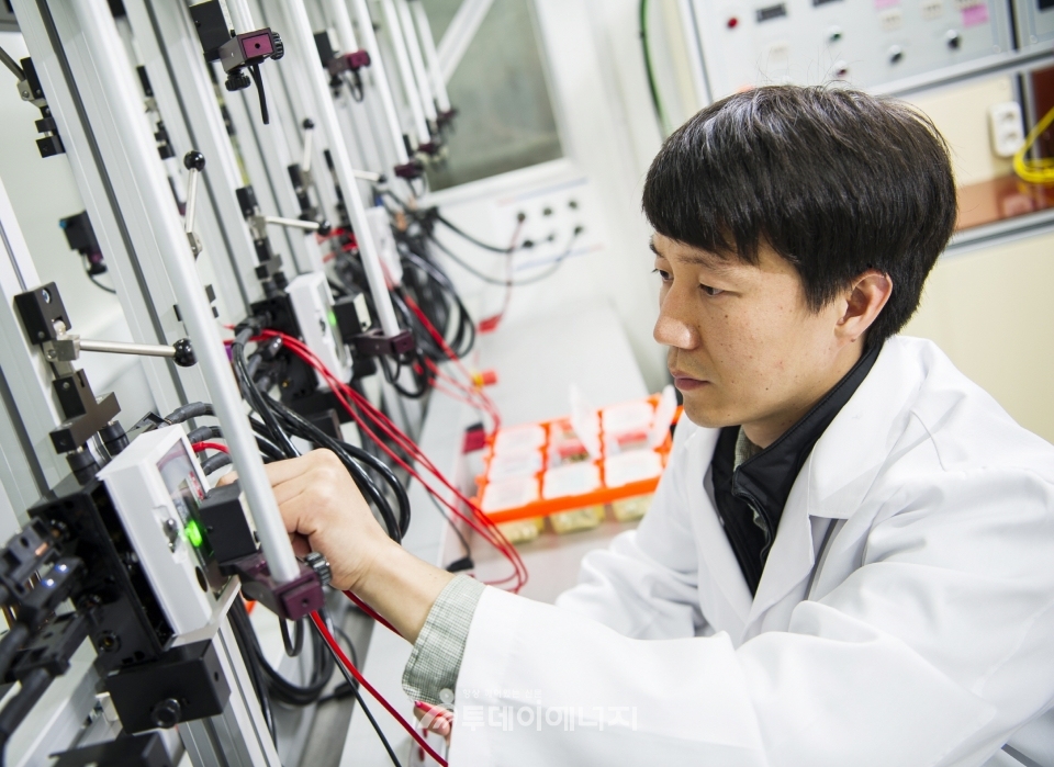 한국산업기술시험원 연구원이 전력량계 설비를 점검하고 있다.
