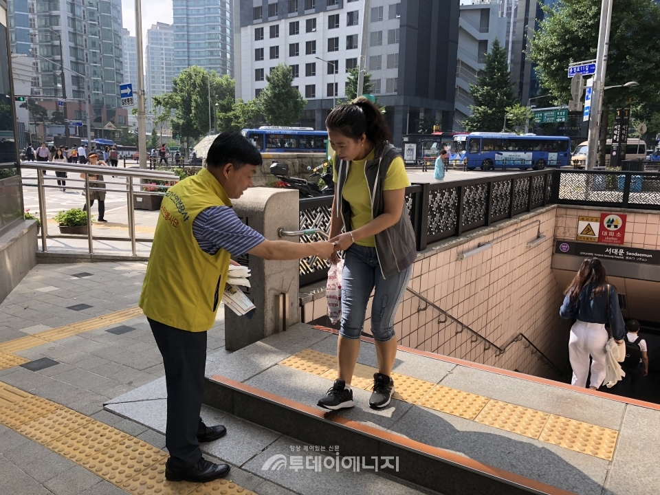 가스안전공사 서울서부지사는 서울 서대문역에서 지하철 이용객을 대상으로 가스안전캠페인을 실시했다.