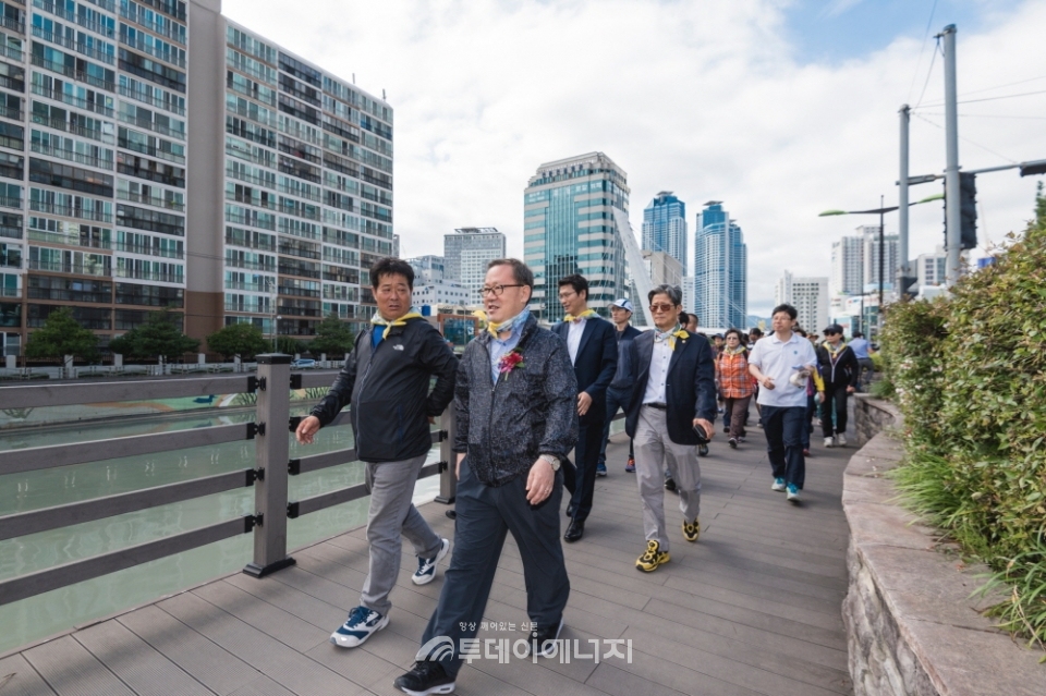 김병철 남부발전 사업관리본부장(우 1번째)이 내빈들과 함께 동천사랑 걷기대회에 참가하고 있다.