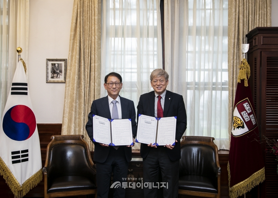 하재주 한국원자력연구원 원장(좌)과 염재호 고려대학교 총장이 협약을 체결하고 기념촬영을 하고 있다.