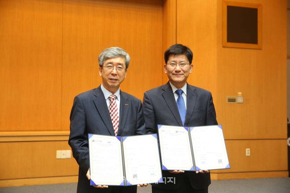 정동희 KTL 원장(우)과 문승현 GIST 총장이 협약을 체결하고 기념촬영을 하고 있다.
