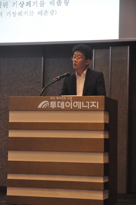 김정환 환경부 기후정책과장이 제2차 계획기간 배출권 할당계획안을 발표하고 있다.