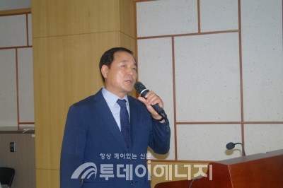김홍우 한국에너지기술연구원 박사가 남북한 풍력사업의 중요성에 대해 발표하고 있다.