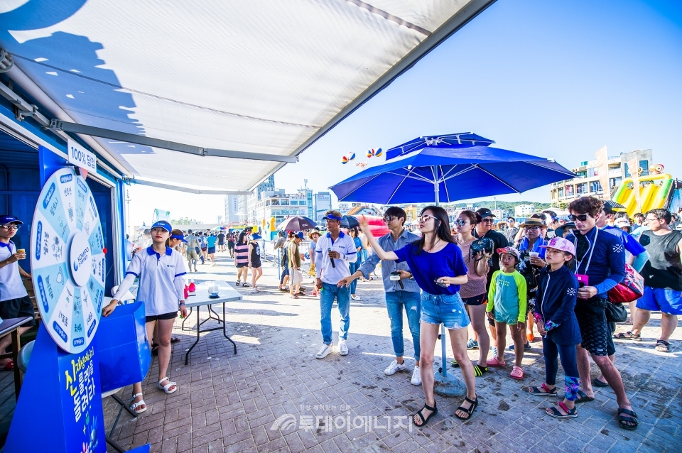 보령머드축제를 찾은 관광객들이 한국중부발전 홍보 부스에서 이벤트를 즐기고 있다.