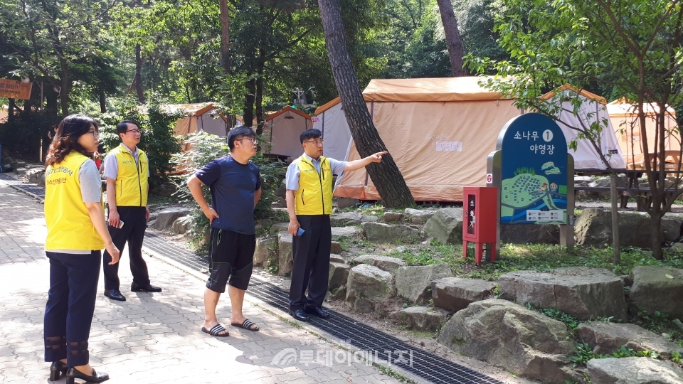 한국가스안전공사 경기지역본부 관계자들이 과천시 서울대공원 캠핑장을 현장 점검을 하고 있다.