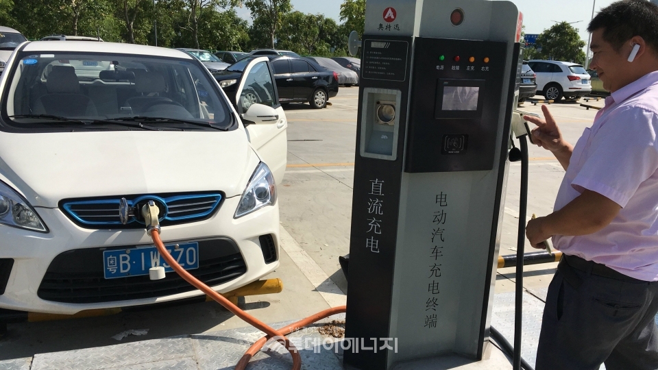 중국 센젠에 위치한 전기차 스테이션에서 배터리 충전이 진행되고 있다.