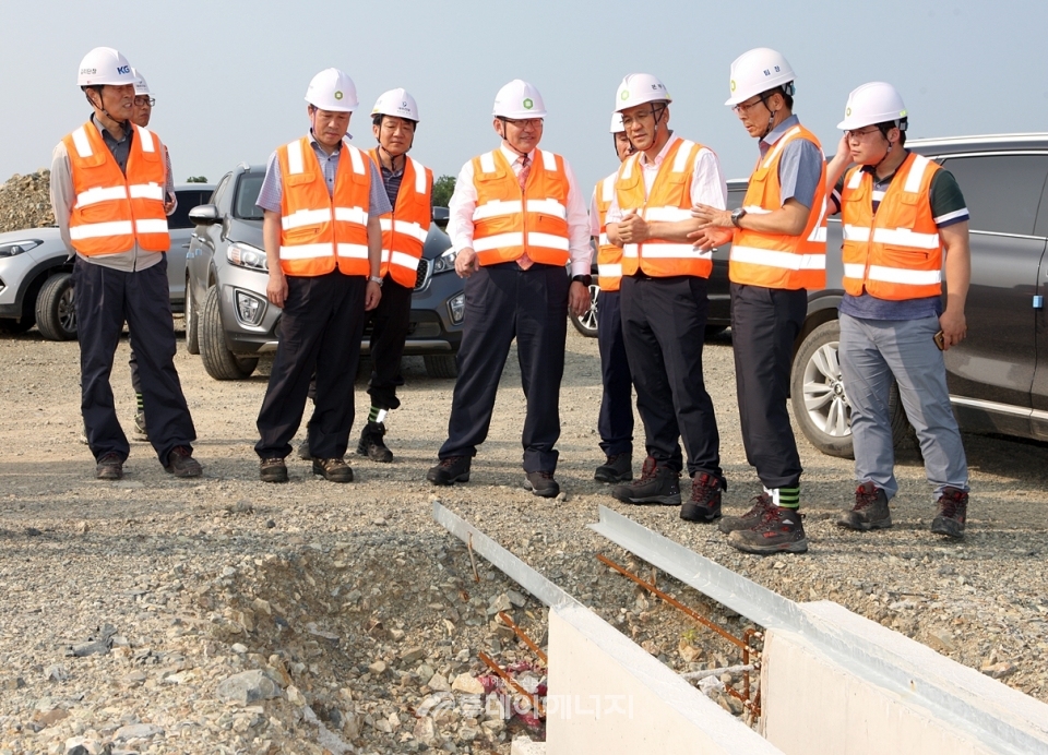 차성수 한국원자력환경공단 이사장(우 4번째) 등 노사 관계자들이 설비 안전점검을 실시하고 있다.