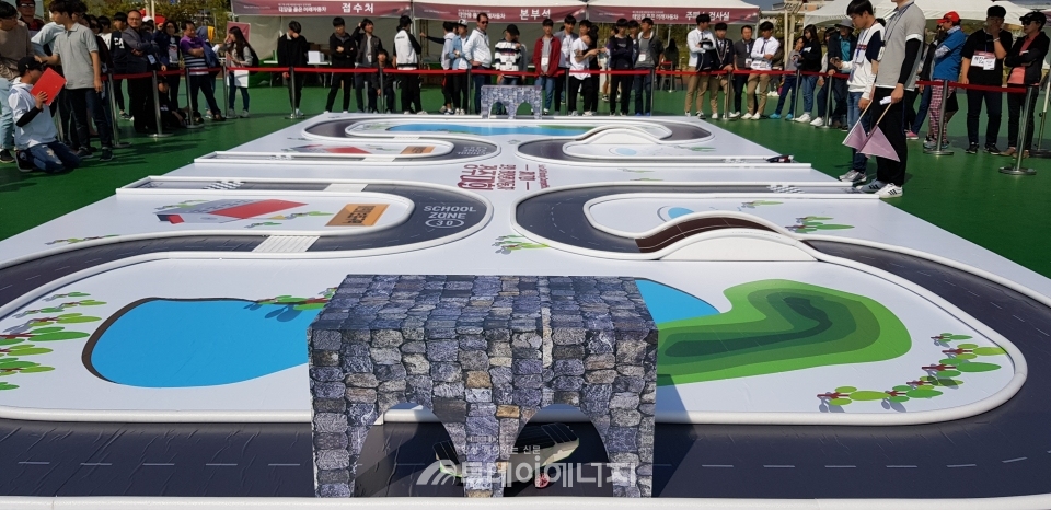 지난해 개최된 모형 태양광 자동차 경주대회 경기코스.